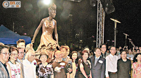 適逢昨日為阿梅參加「新秀」奪冠32周年，梅媽等現身其銅像揭幕禮。