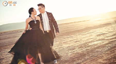 蘇永康與未婚妻Anita在美國拉斯維加斯的沙漠中拍婚照，場面浩瀚唯美。