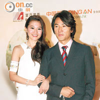 新片男女主角鄭伊健與周秀娜親密翹手宣傳。