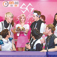 女團Ye-A為BTL成員Max及Robin送上蛋糕祝壽。