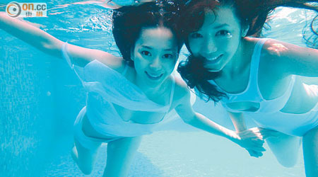 鍾浠文（左）與倪晨曦水底玩自拍。