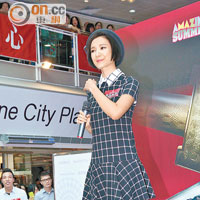 王君馨一身短裙獻唱劇集插曲。