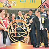 監製梅小青（右一）與周麗淇等出席新劇宣傳。