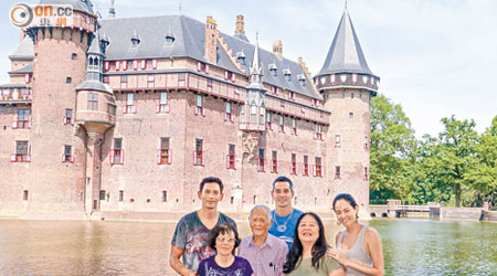 Jocelyn夫婦帶同祖母及祖父（前排左一及二）等家人到荷蘭旅行，沿途景色優美。