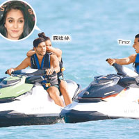 露迪絲、洛高和Timor度假大玩水上電單車。（東方IC圖片）
