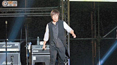 五月天主音阿信在演唱會中落力獻唱。