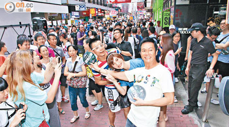 張兆輝、李梓宸與陳志健在旺角街頭派宣傳品，市民駐足圍觀。