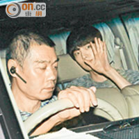 安宰賢安坐車中賞夜景，又跟記者揮手。