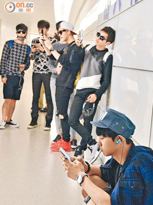 出事後，EXO眾成員在機場篤手機消磨時間，等待經理人的消息。
