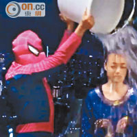 「蜘蛛俠」（左）拿起冰水向容祖兒狂淋。