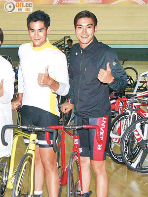 崔始源（右）與彭于晏一身單車look，踩入將軍澳單車館拍攝。