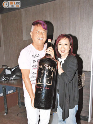陳百祥獲「超巨型紅酒」贈興。