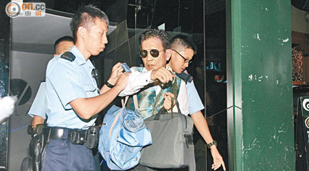 朱主席因涉及一宗非禮案，被拘捕並帶上警車。