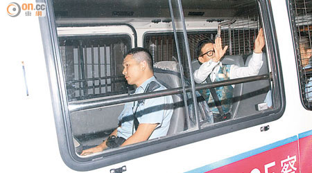 朱主席因涉非禮案被捕，於警車仍風騷揮手。