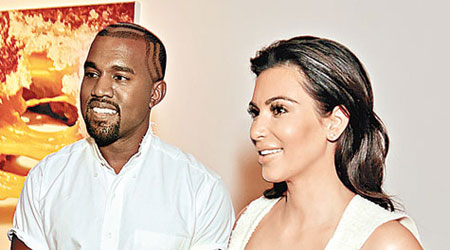 Kim以Deep V裝孖老公Kanye在加州聖莫尼卡看畫展。（東方IC圖片）