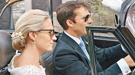 James（右）與Sofia前日於西班牙舉行婚禮後，駕車離去。（東方IC圖片）