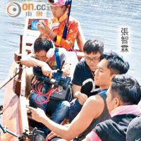張智霖與隊友們一起划木舟。