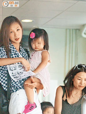 阿Yu昨帶兩女兒和經理人齊到港島區找學校。