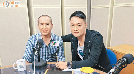林小明（左）
