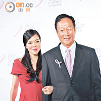 郭台銘出席乳癌防治活動，太太曾馨瑩挺八個半月的大肚撐老公。