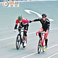 彭于晏（右）與竇驍於韓國頂級單車場，拖手特訓。