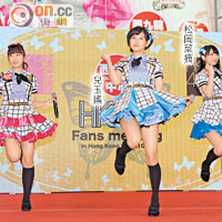 三位成員跳唱新歌谷港騷。