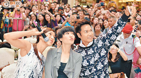 （左起）鍾嘉欣、田蕊妮與郭晉安在馬來西亞活動上興奮自拍。