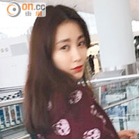 石洋子日前在香港機場現身。