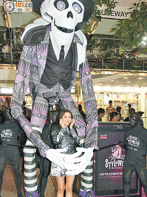 官恩娜與巨型骷髏木偶巡遊，表演拿手驚嚇樣。