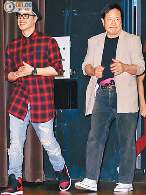 潘瑋柏與父親一齊出席大學講座。