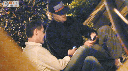 街邊玩機<br>奧雲與友人坐在樓梯聊天，之後各自低頭玩手機。