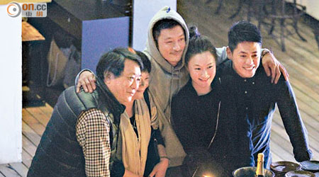 壽星余文樂與父母及妹妹、準妹夫在蛋糕前合照。