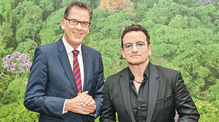 Bono（右）前日與發展部長會面。（東方IC圖片）