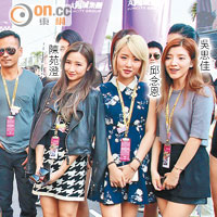 太陽娛樂老闆周焯華（左）與女子組合As One現身車場。