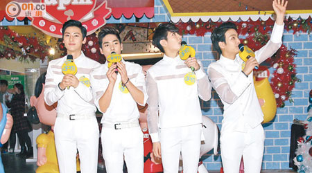 NU'EST四子旼泫（左起）、ARON、REN、JR一身王子造型見粉絲。