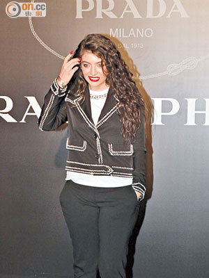 新西蘭唱作新星Lorde昨晚到場時輕撥秀髮，表現風騷。
