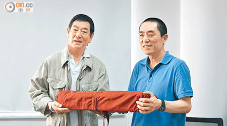 張藝謀擔任北京奧運開幕禮總導演時，高倉健特地打造一把刀親到北京親自送給張藝謀。