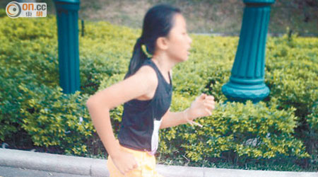 徐濠縈在社交網上載女兒的跑姿相片。