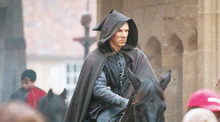 穿斗篷拍劇的Benedict，確有點似《星戰7》神秘人。（東方IC圖片）