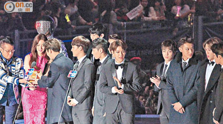 EXO在譚詠麟（左）與尹恩惠手上捧走「最佳年度歌手獎」，共奪四獎的他們成大贏家。