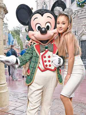 Ariana 開心跟米奇老鼠合照。（東方IC圖片）