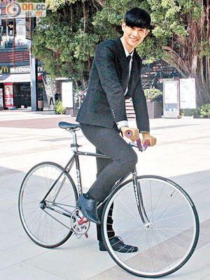 盧彥澤身穿西裝踩單車，與金秀賢在《星星》的造型幾可亂真。