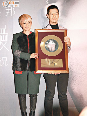 藍奕邦獲兒時偶像陳慧嫻頒金唱片。