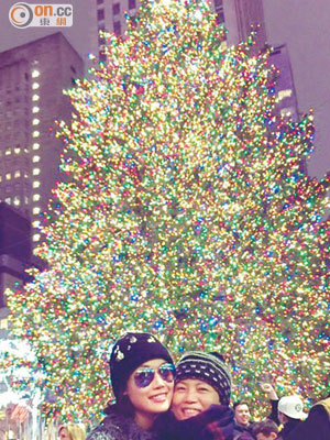 容祖兒撇下男友劉浩龍，與媽媽溫馨地在聖誕樹下留倩影，並說：「Merry Christmas to allllllll！」