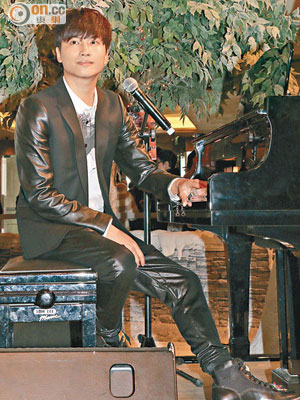 羅力威昨日變身鋼琴王子，自彈自唱新曲。