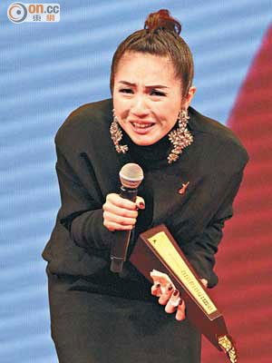 楊千嬅得女歌手金獎，當場爆喊。