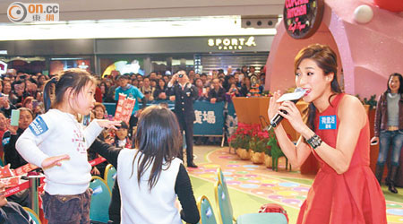 鍾嘉欣對着fans獻唱，特別投入。 