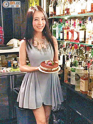 壽星女文凱玲捧着生日蛋糕甜笑。