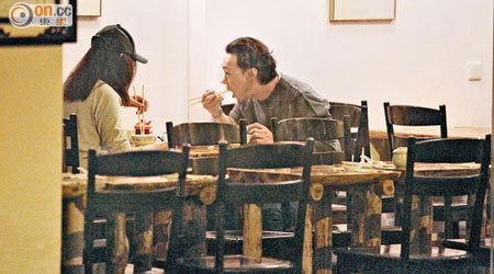 陳奕迅與高妹友人邊食邊傾，十分投契。