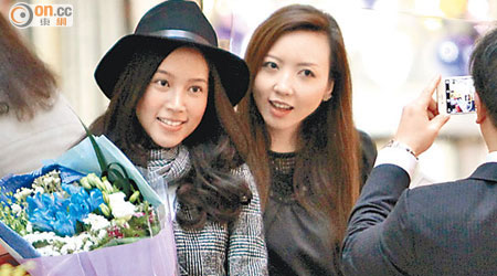 傅嘉莉（左）拿着鮮花與女友人合照。